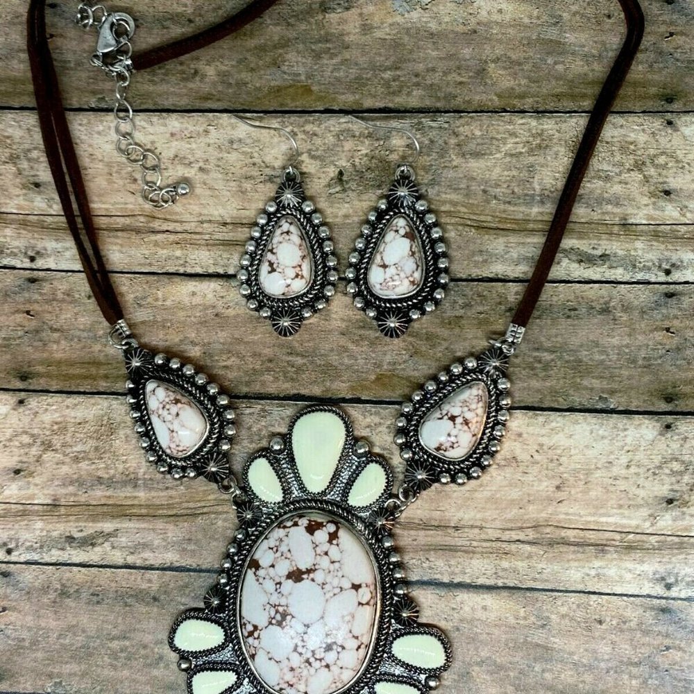 Western Southwest Christmas Spirit White Buffalo Pendant Rawhide Necklace slvr - Picture 6 of 9